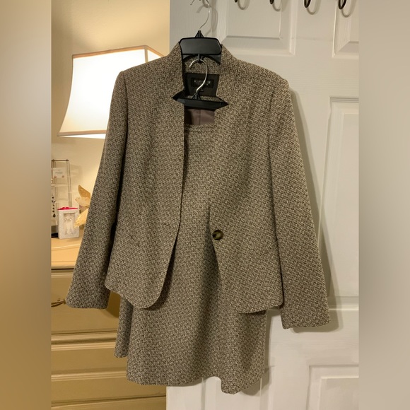 Women’s 2 pc Skirt Suit.  SKIRT 28 1/2  width 16 1/2  JACKET: 63 in Waist 37 1/2 - Picture 4 of 6